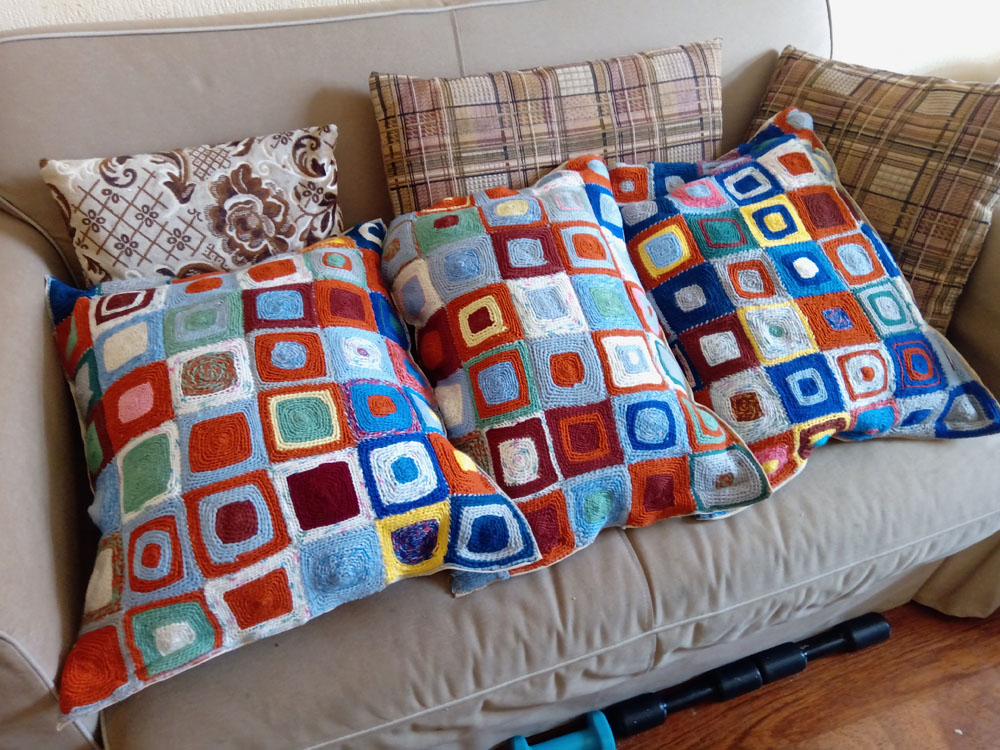 Подушки из связанных крючком квадратиков