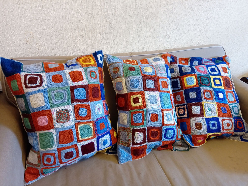 Подушки из связанных крючком квадратиков