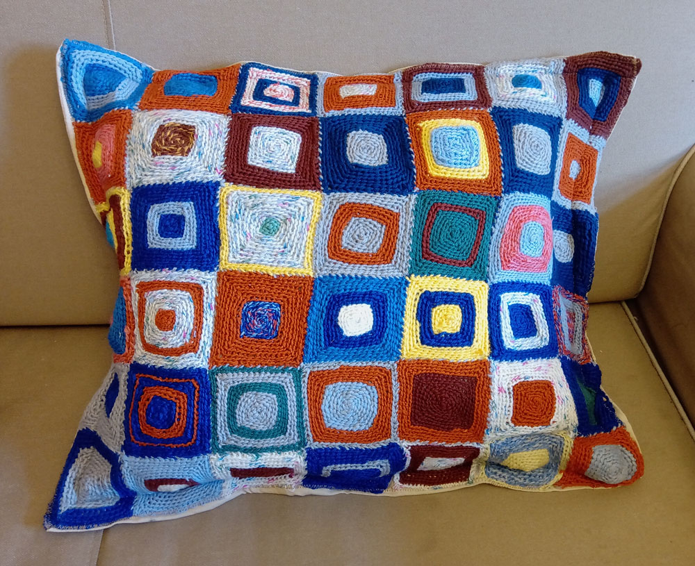 Подушки из связанных крючком квадратиков