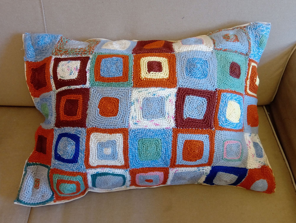 Подушки из связанных крючком квадратиков