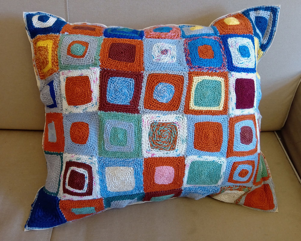 Подушки из связанных крючком квадратиков