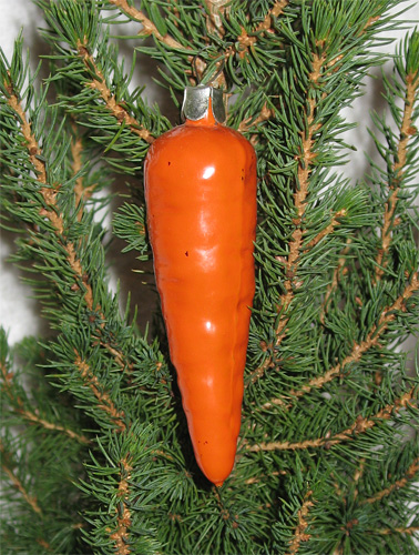 Морковка - стеклянная елочная игрушка