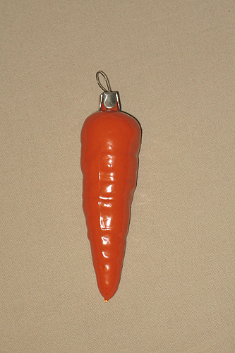 Морковка - стеклянная елочная игрушка