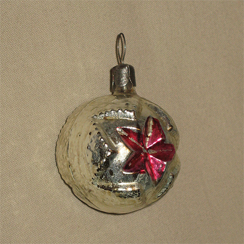 Шар с рельефной красной звездой - елочная игрушка