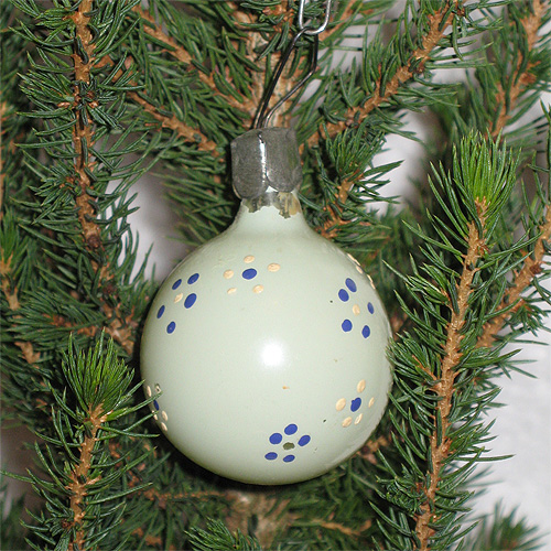 Шар серый с точками - елочная игрушка