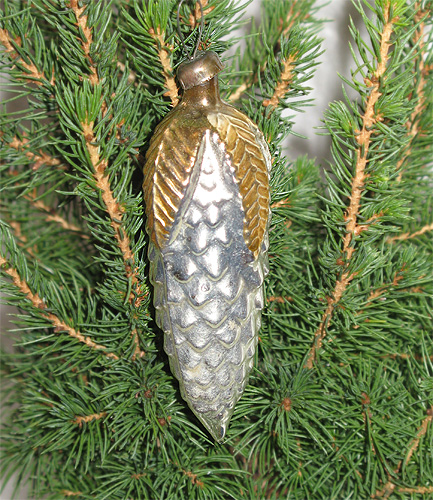 Серебряная шишка с золотыми ветками