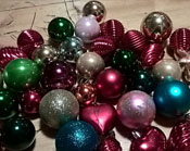 Россыпь елочных шаров