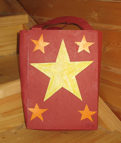   - Бумажная сумка со звёздами