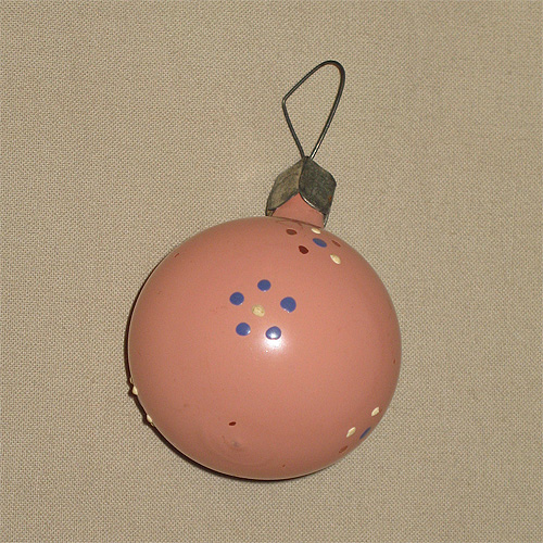 Шар розовый с точками - елочная игрушка